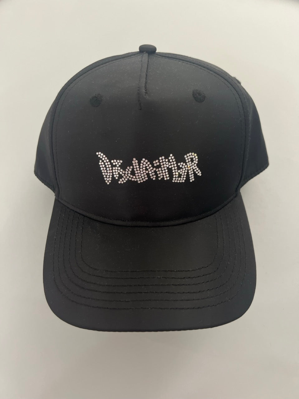 Cappello con logo brillantinato