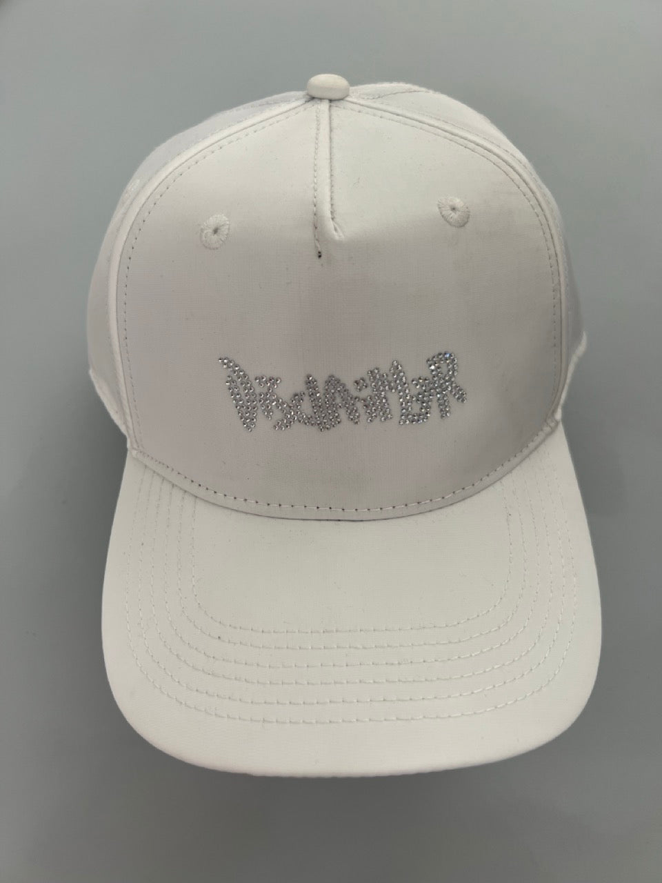 Cappello con logo brillantinato