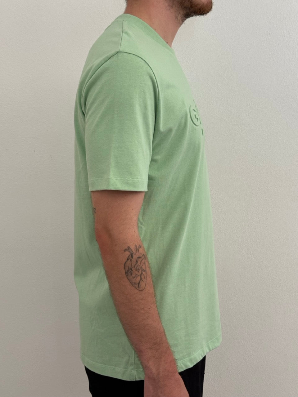 T-shirt in jersey girocollo con applicazione embossing
