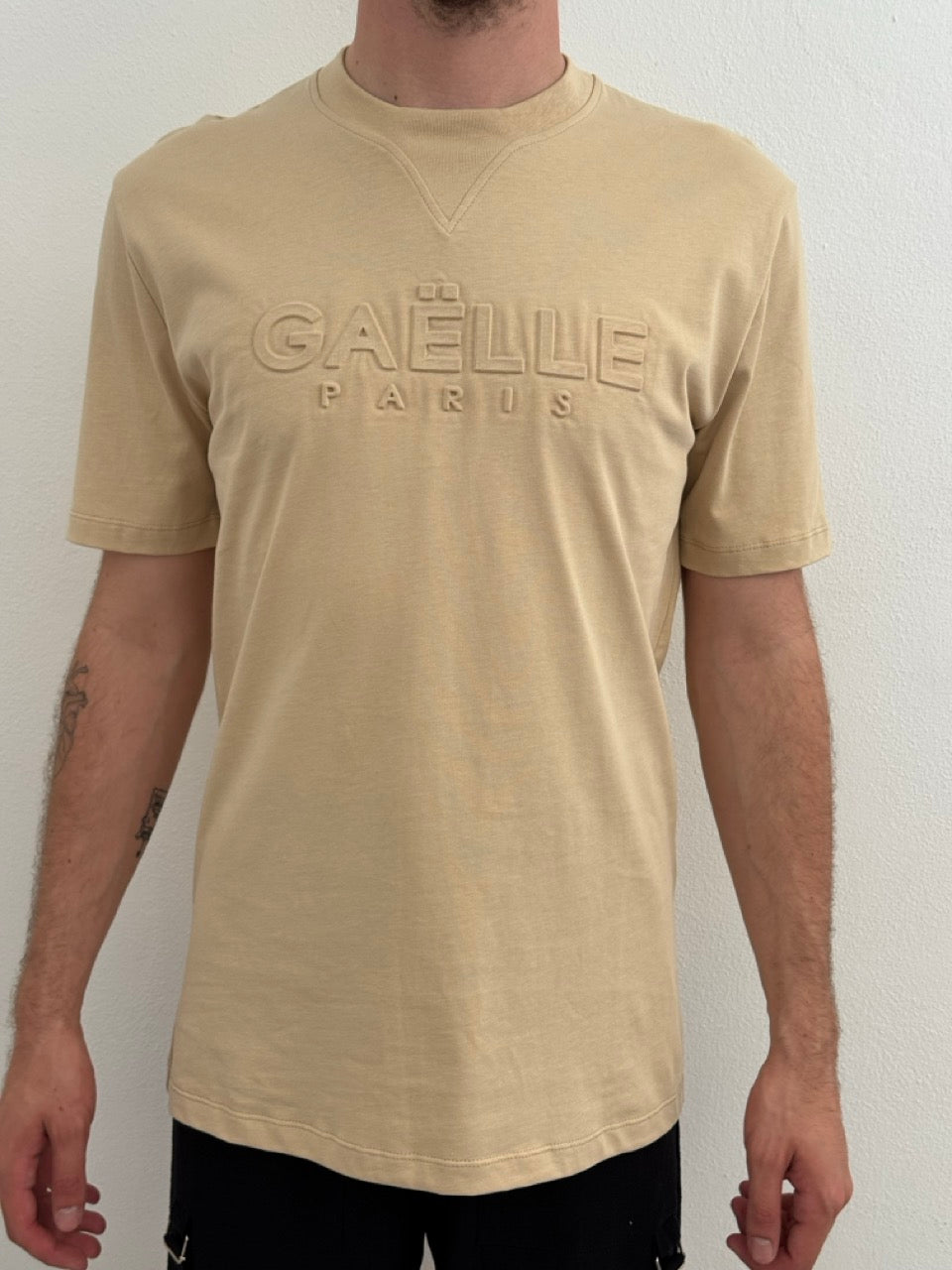 T-shirt in jersey girocollo con applicazione embossing