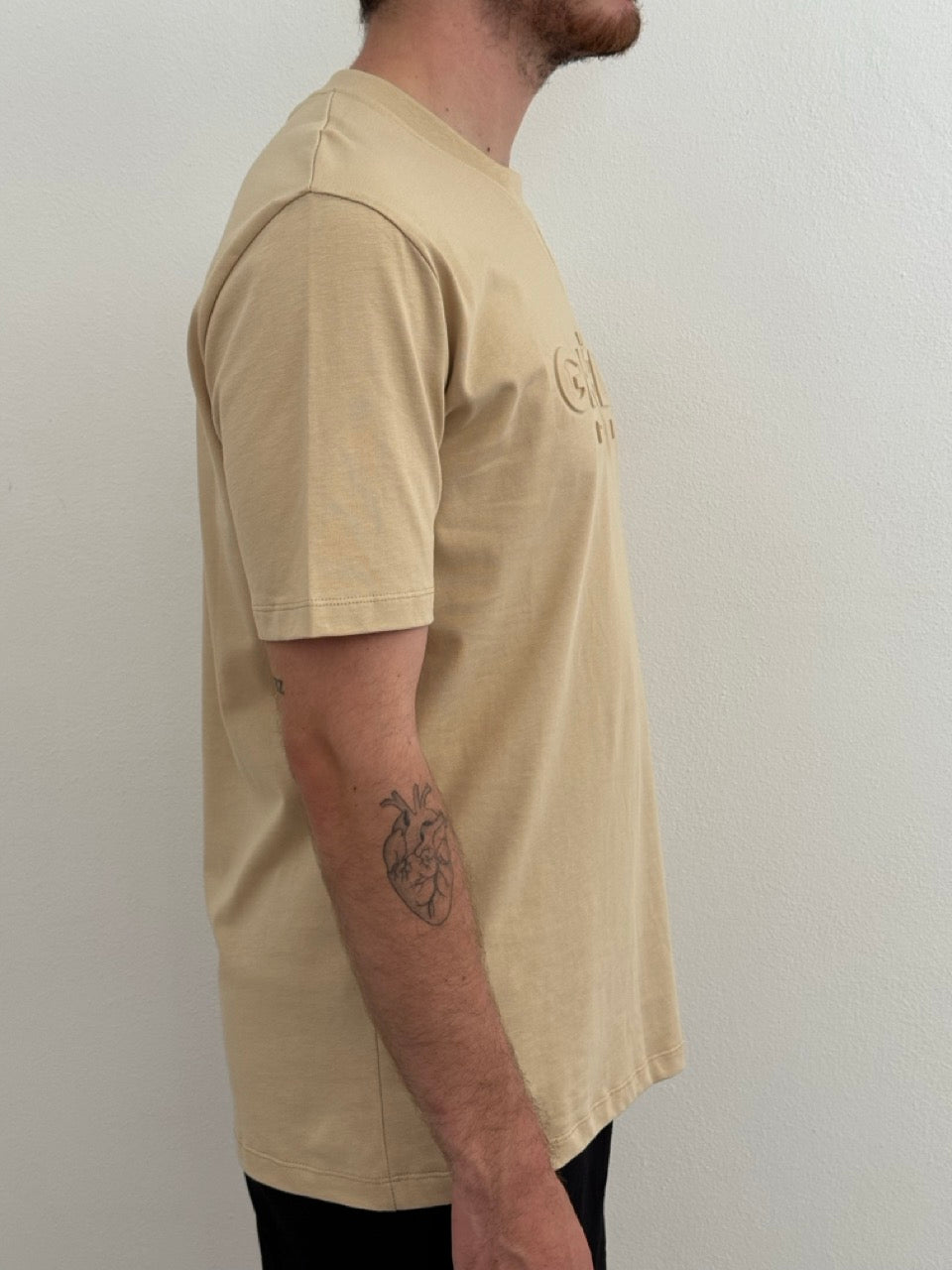 T-shirt in jersey girocollo con applicazione embossing