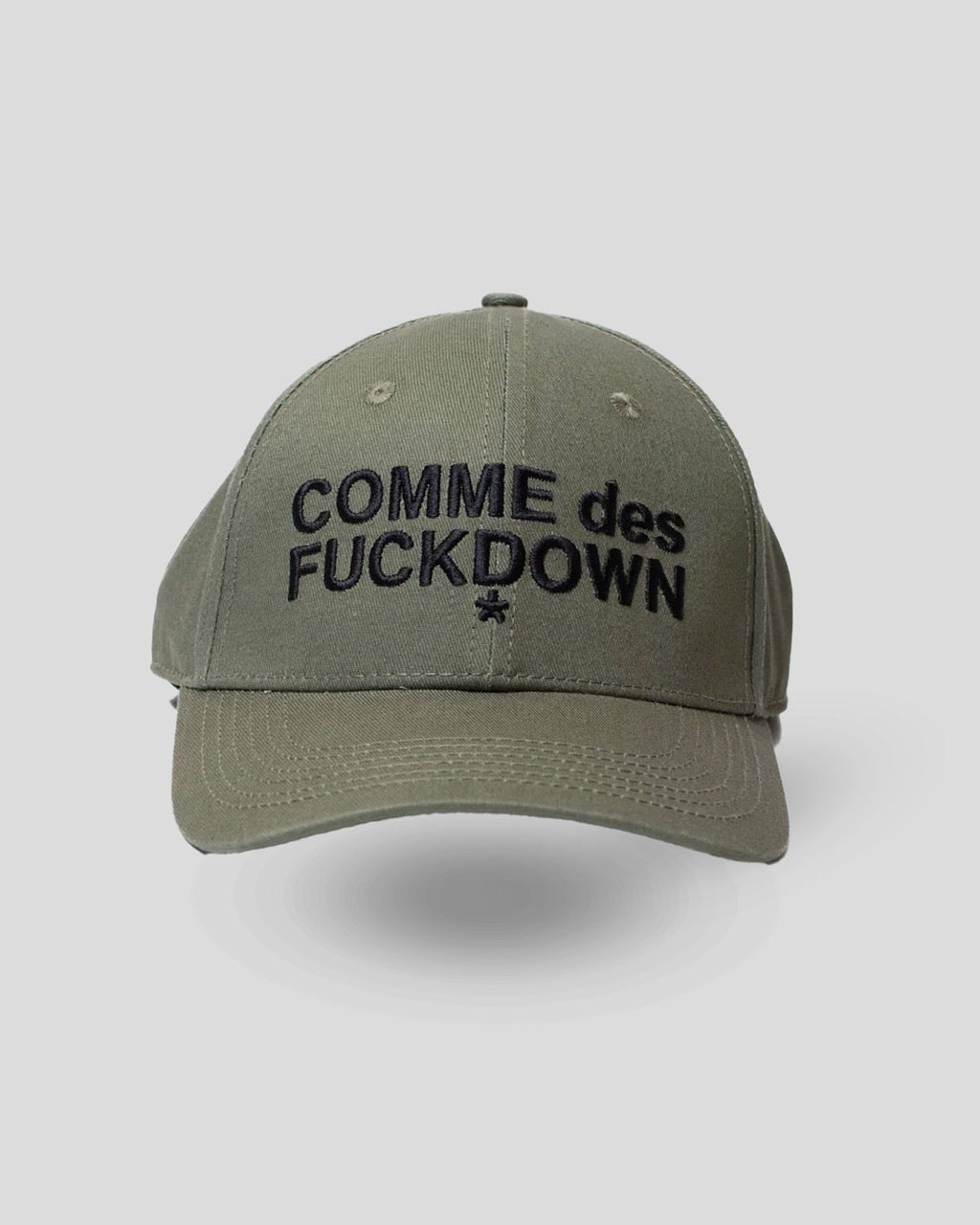 Cappello con visiera e ricamo