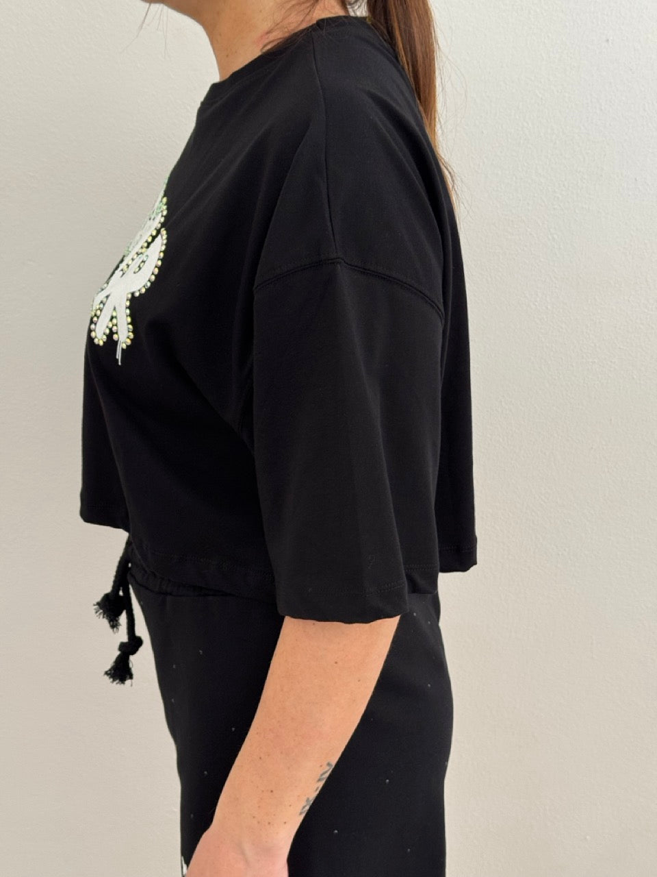 T-shirt crop con strass