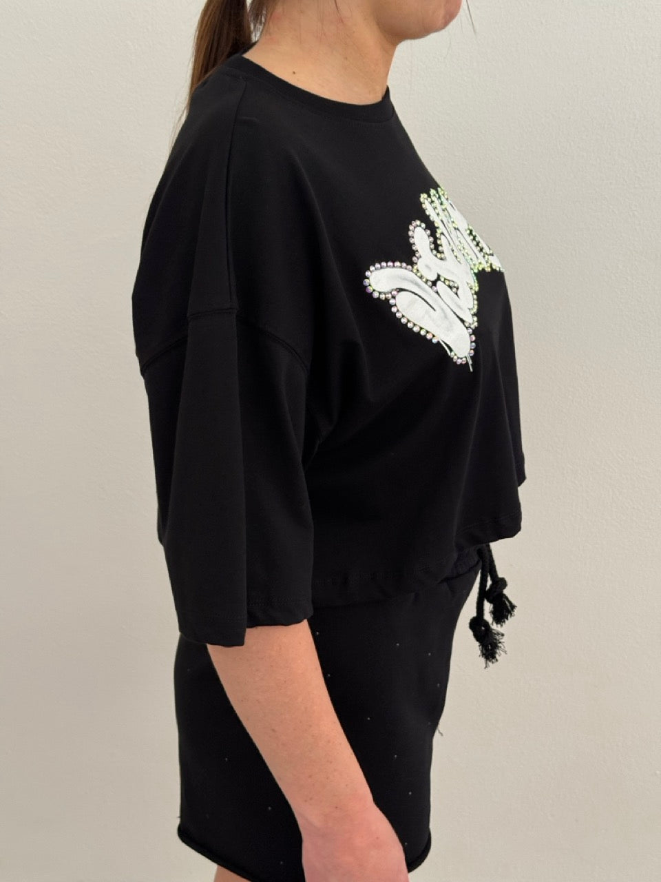 T-shirt crop con strass