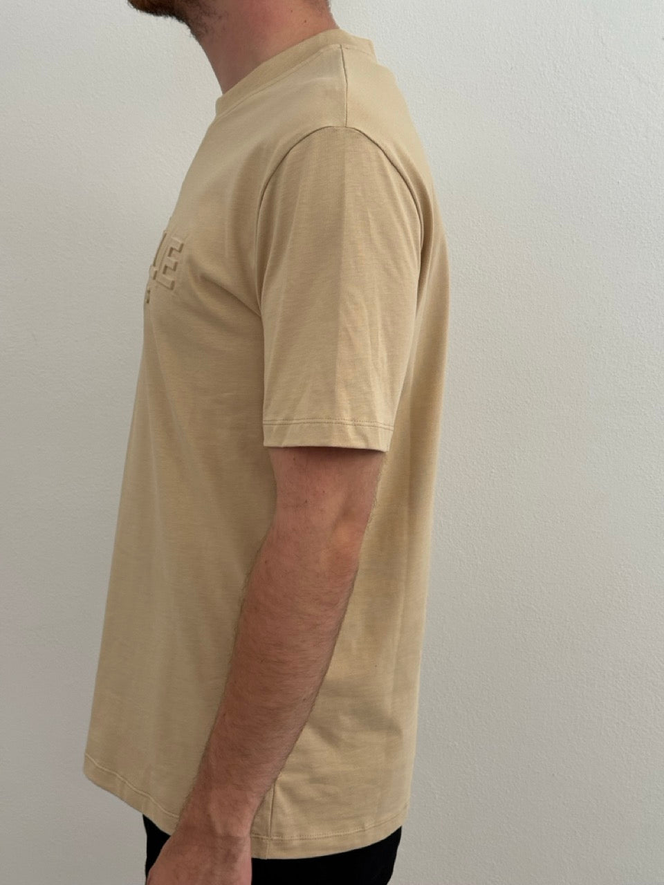 T-shirt in jersey girocollo con applicazione embossing