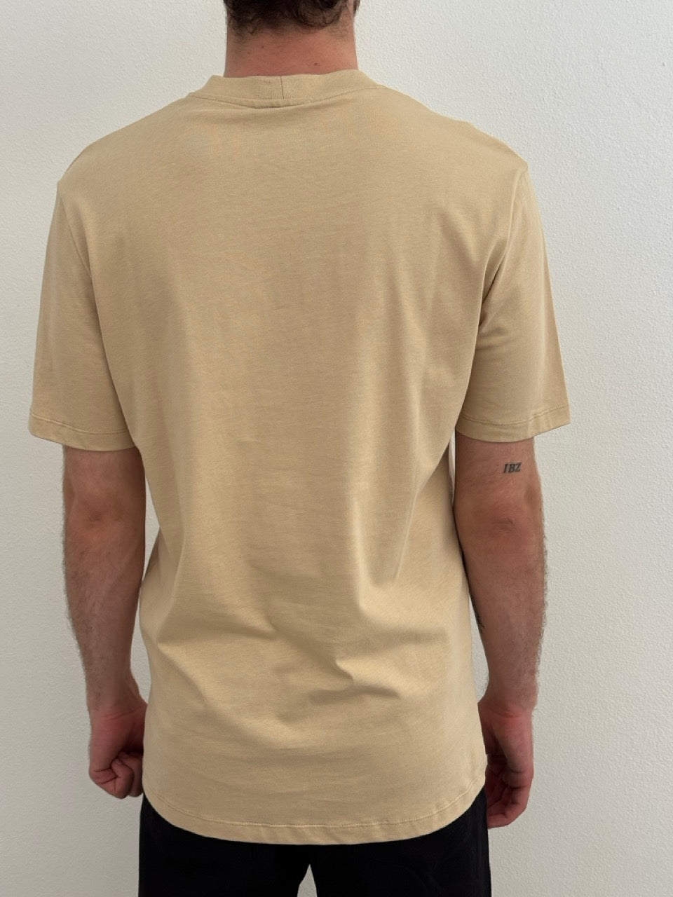 T-shirt in jersey girocollo con applicazione embossing